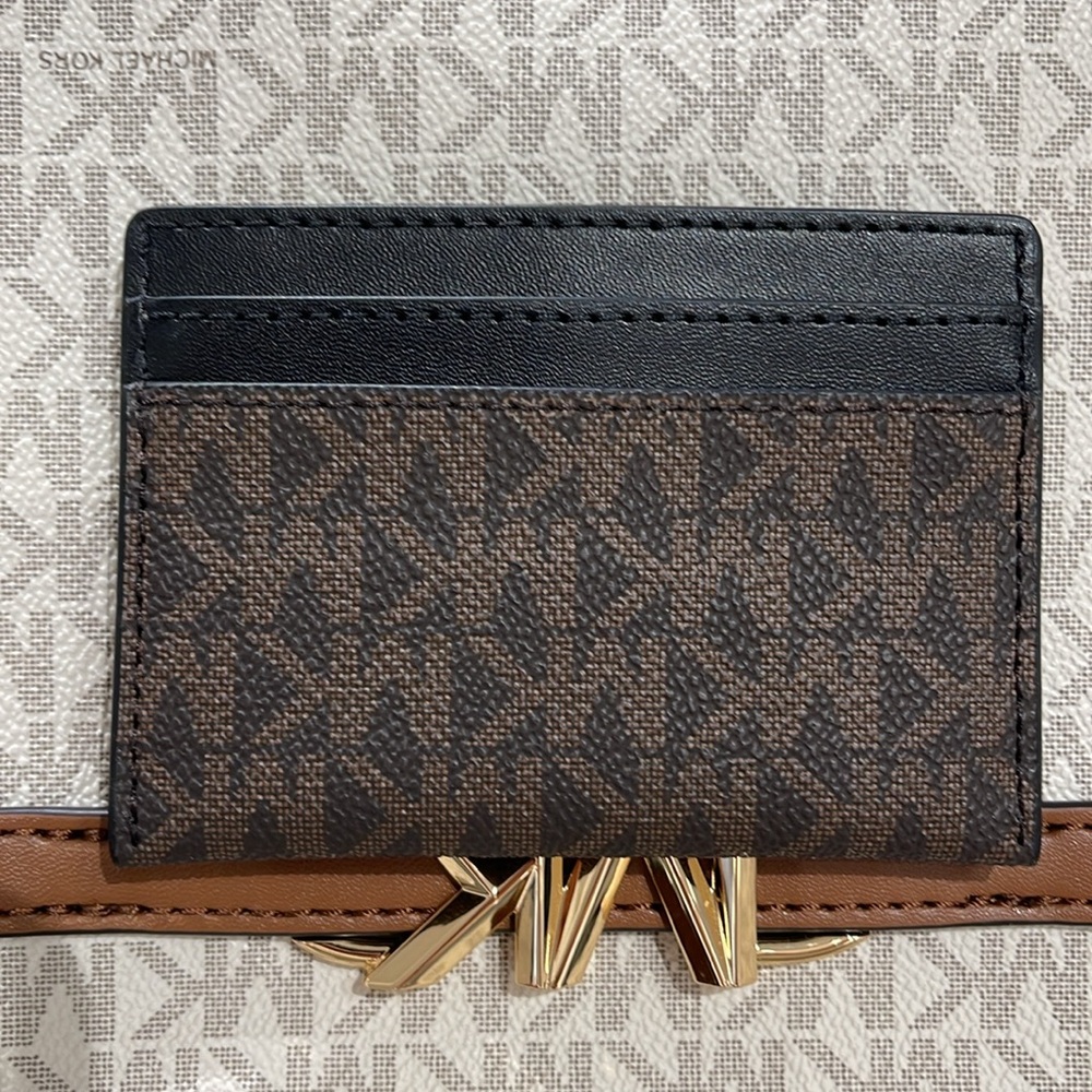MICHAEL KORS
Reed Large Card Holder Case Wallet
Brown/Black MK Signature
NWT - Picture 12 of 16